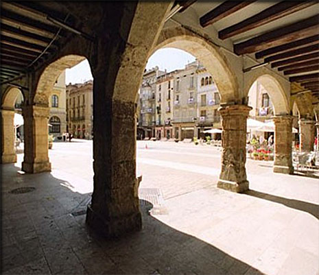 Place et colonnade à Igualda en Catalogne espagnole