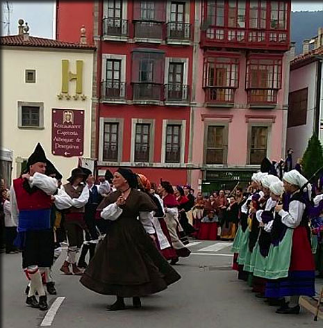 TINEO danses folkloriques sur la place de la ville