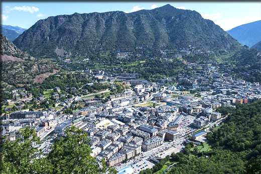 La montagne rocheuse derrière Andorra la Vella