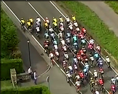 JUMBO VISMA en travers de la route étape de BILBAO la  vuelta 2019