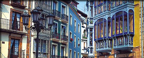 OVIEDO façades de maisons typiques la vuelta 2019