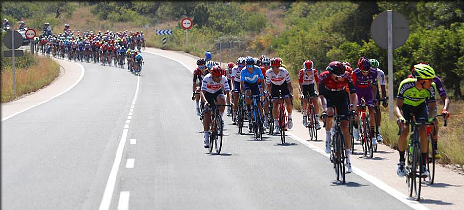 le peloton rejoint les echappés 7 ème étape la vuleta2019