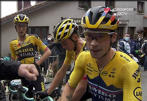 Roglic a l'arrivée de la première étape de la vuelta 2020 en vainqueur