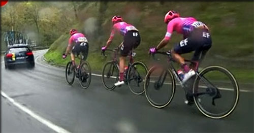 martinez en poursuite du peloton  apres sa chute la vuelta 2020  etape 1