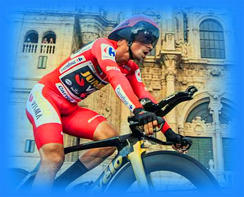 ROGLIC arrive en vainqueur devant la cathedrale saint jacques de Compostelle
